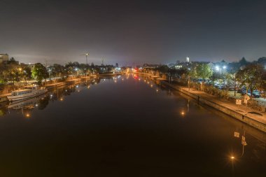 Protzenweiher köprü ve Avrupa'nın gece atış Regensburg içinde sis ile kanal.