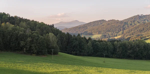 Пейзаж баварского леса с видом на горы небольшой и большой Рэйчел — стоковое фото