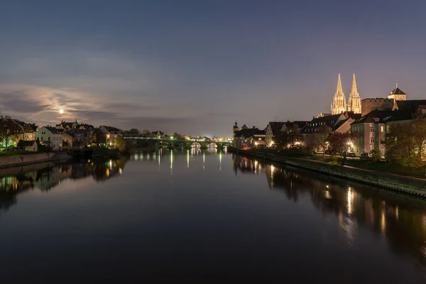 Luna llena estupenda en Regensburg con el río del danubio y el centro histórico — Foto de Stock