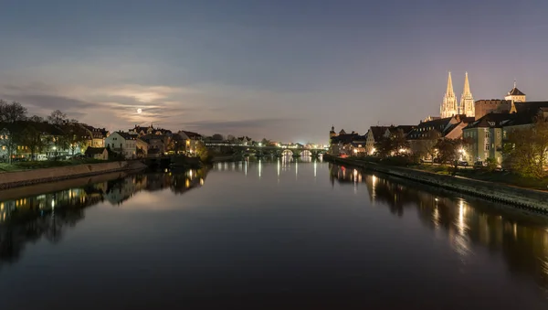 Süper dolunay Regensburg'da Tuna Nehri ve tarihi merkezi ile — Stok fotoğraf