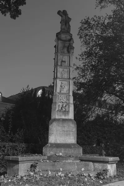 Night shot of a stone statue in Regensburg — Stock Photo, Image