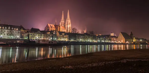 Foto noturna de Regensburg — Fotografia de Stock