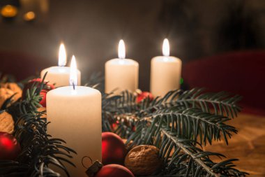 Süslü çam ağacı antik bir masada mumlarla Advent