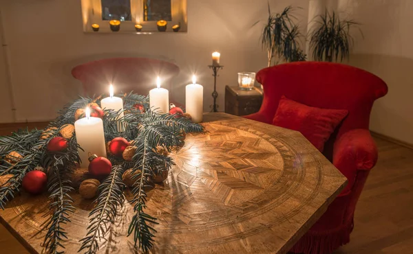 Адвент свечи с украшенной елкой на древнем столе — стоковое фото