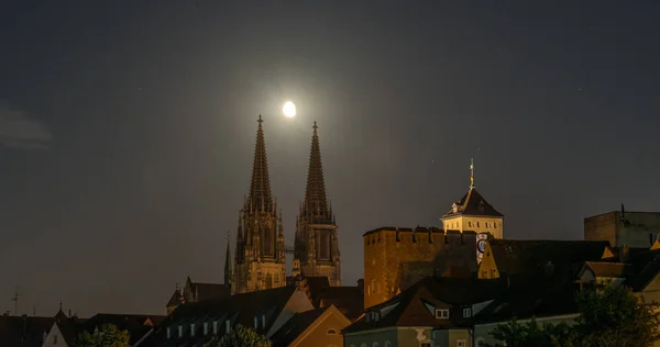 Esti felvétel a Hold közvetlenül felett a székesegyház Regensburg — Stock Fotó