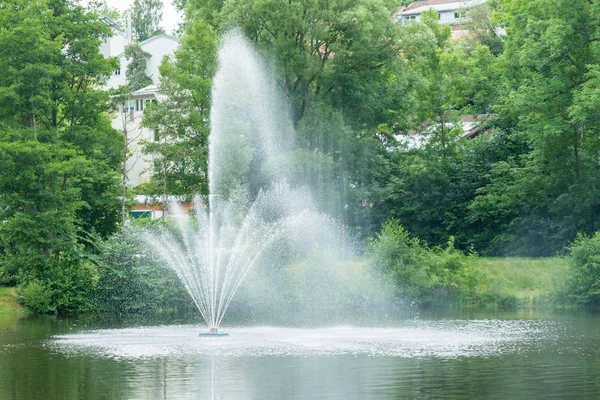 Fecho de uma fonte de água no meio de um lago — Fotografia de Stock