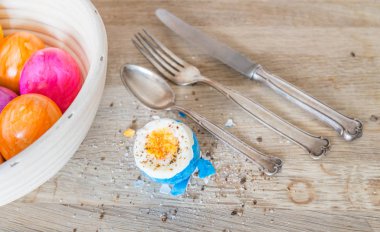 Renkli Paskalya yumurtaları tuz ve biber ile