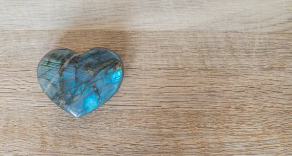 Corazón de piedra preciosa sobre madera — Foto de Stock