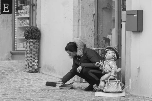 Alemania, Ratisbona, 16 de febrero de 2017, Fotografía de una mujer limpiando la calle — Foto de Stock