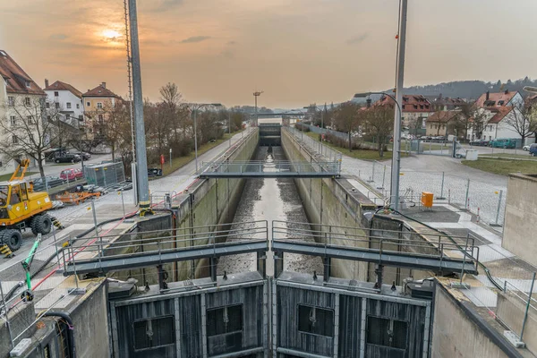 Ponte Protzenweiher e Watergate do canal Europa em Regensburg durante o processo de limpeza — Fotografia de Stock