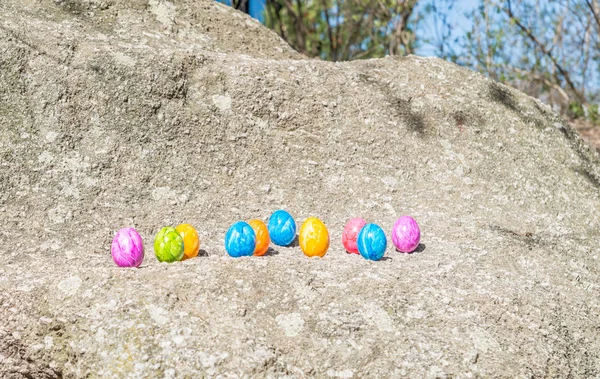 Huevo de Pascua en una piedra —  Fotos de Stock