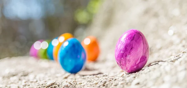 Easter egg op een steen — Stockfoto