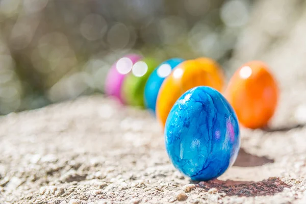 Easter egg op een steen — Stockfoto