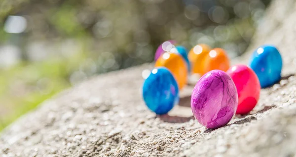 Huevo de Pascua en una piedra — Foto de Stock
