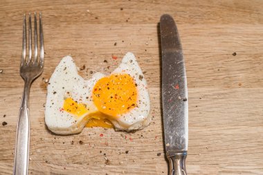 Sahanda yumurta tost ekmeği ile Lbeck Holstentor şeklinde