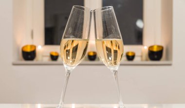 İki kadeh şampanya beyaz arka plan ile dolu