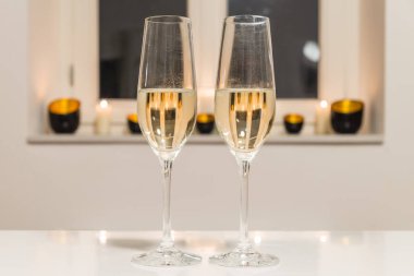 İki kadeh şampanya beyaz arka plan ile dolu