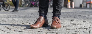 Rahatlamış ayakkabı tek yıpranmış ayakkabı çiftinin yakın çekim