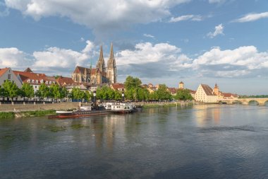 Regensburg gecenin bir yaz günü ile promenade katedral ve taş köprü üzerinde ışık
