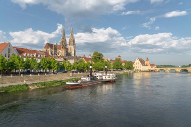 Regensburg gecenin bir yaz günü ile promenade katedral ve taş köprü üzerinde ışık