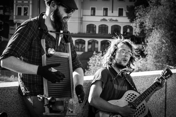 Regensburg, Baviera, Alemanha, Mai 17, 2017, músico de rua na ponte de pedra em Regensburg — Fotografia de Stock