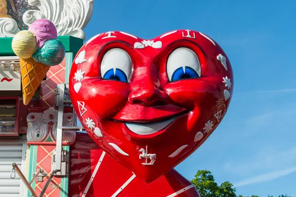 Ratisbona, Baviera, Germania, 25 maggio 2017, Grande cuore rosso in un bar di caramelle al festival popolare maidult di Ratisbona — Foto Stock