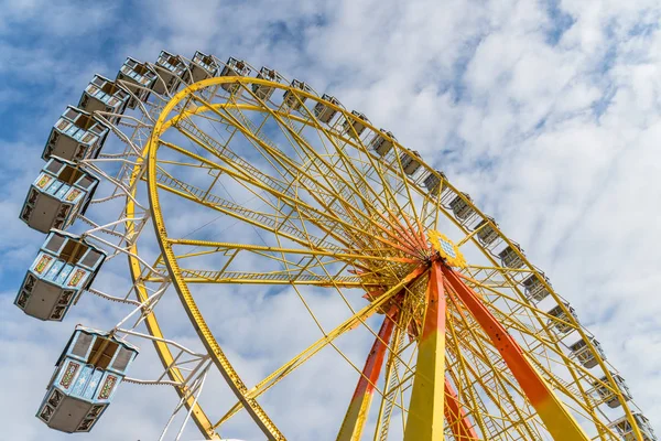 Volksfest mit Riesenrad — Stockfoto