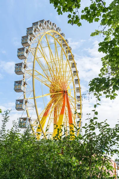 Volksfest mit Riesenrad — Stockfoto