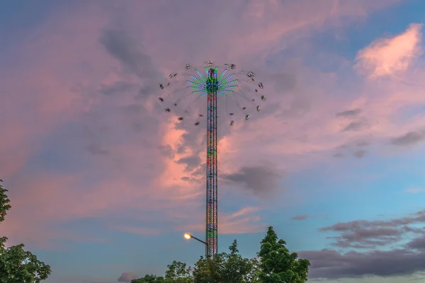 Rotonda a una festa popolare durante il tramonto — Foto Stock