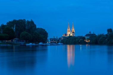 Regensburg ile Tuna Nehri ve saint peter Katedrali mavi saatte görünümüne Yat Limanı