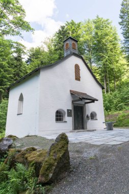 Hac chapel yakınındaki Bavyera ormandaki Grafenau kardeş iyi (Brudersbrunn)