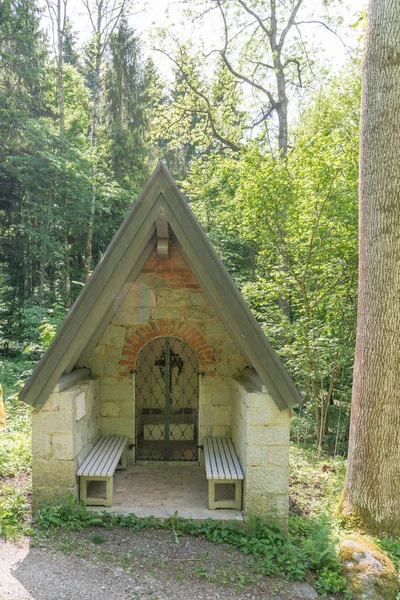 在兄弟井 (Brudersbrunn) 附近 Grafenau 在巴伐利亚森林朝圣教堂 — 图库照片