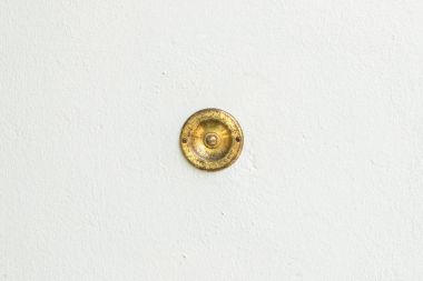 Taş arka plan ile eski vintage kapı zili