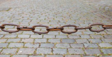 Paslı zinciri cobblestones içinde belgili tanımlık geçmiş