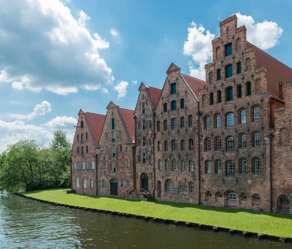 Vista al río Trave y al almacén de sal en Luebeck — Foto de Stock