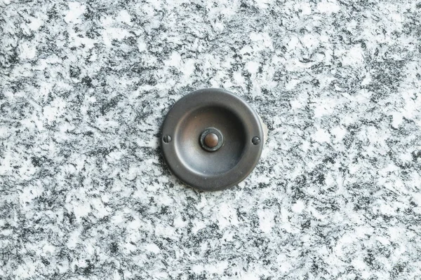 Taş arka plan ile eski vintage kapı zili