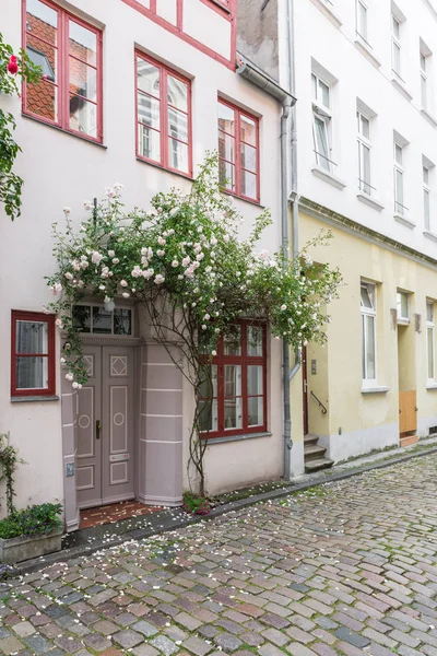 Eski evlerde güzel gül çiçek ile dekore edilmiş Mantova