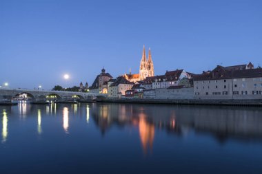 Taş köprü, Almanya ve Katedrali manzaralı akşam Regensburg moon