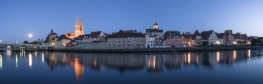 Taş köprü, Almanya ve Katedrali manzaralı akşam Regensburg moon