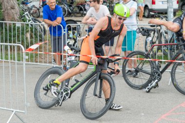 Regensburg, Bavyera, Almanya, 06 Ağustos 2017 28 Regensburg triatlon 2017, sıkıntılı dönem geçiş alanı içinde bir Bisiklet yarışçısı