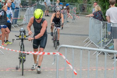 Regensburg, Bavyera, Almanya, 06 Ağustos 2017 28 Regensburg triatlon 2017, sıkıntılı dönem geçiş alanı içinde bir Bisiklet yarışçısı