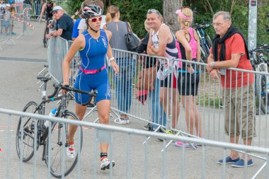 Regensburg, Bavyera, Almanya, 06 Ağustos 2017 28 Regensburg triatlon 2017, sıkıntılı dönem geçiş alanı içinde bir Bisiklet yarışçısı