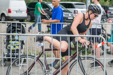 Regensburg, Bavyera, Almanya, 06 Ağustos 2017 28 Regensburg triatlon 2017, sıkıntılı dönem geçiş alanı içinde bir Bisiklet yarışçısı