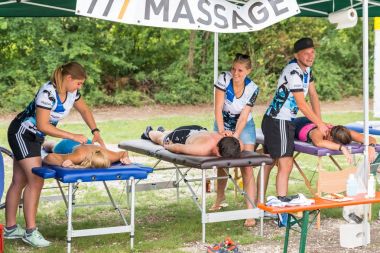 Regensburg, Bavyera, Almanya, 06 Ağustos 2017 28 Regensburg triatlon 2017, Masaj istasyonu atlet için