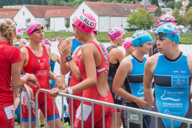 Regensburg, Bavyera, Almanya, 06 Ağustos 2017 28 Regensburg triatlon 2017, Bayan yüzücü başlaması için hazırlanıyor