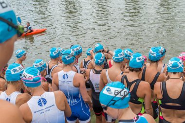 Regensburg, Bavyera, Almanya, 06 Ağustos 2017 28 Regensburg triatlon 2017, Bayan yüzücü başlaması için hazırlanıyor
