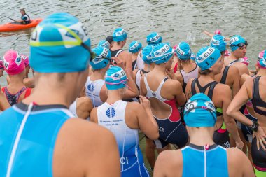 Regensburg, Bavyera, Almanya, 06 Ağustos 2017 28 Regensburg triatlon 2017, Bayan yüzücü başlaması için hazırlanıyor
