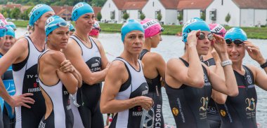 Regensburg, Bavyera, Almanya, 06 Ağustos 2017 28 Regensburg triatlon 2017, Bayan yüzücü başlaması için hazırlanıyor