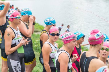 Regensburg, Bavyera, Almanya, 06 Ağustos 2017 28 Regensburg triatlon 2017, Bayan yüzücü başlaması için hazırlanıyor