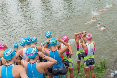 Regensburg, Bavyera, Almanya, 06 Ağustos 2017 28 Regensburg triatlon 2017, Bayan yüzücü başlaması için hazırlanıyor